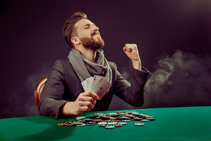 Dealer profesional di studio Dragon Tiger Live menampilkan protokol keamanan dan transparansi